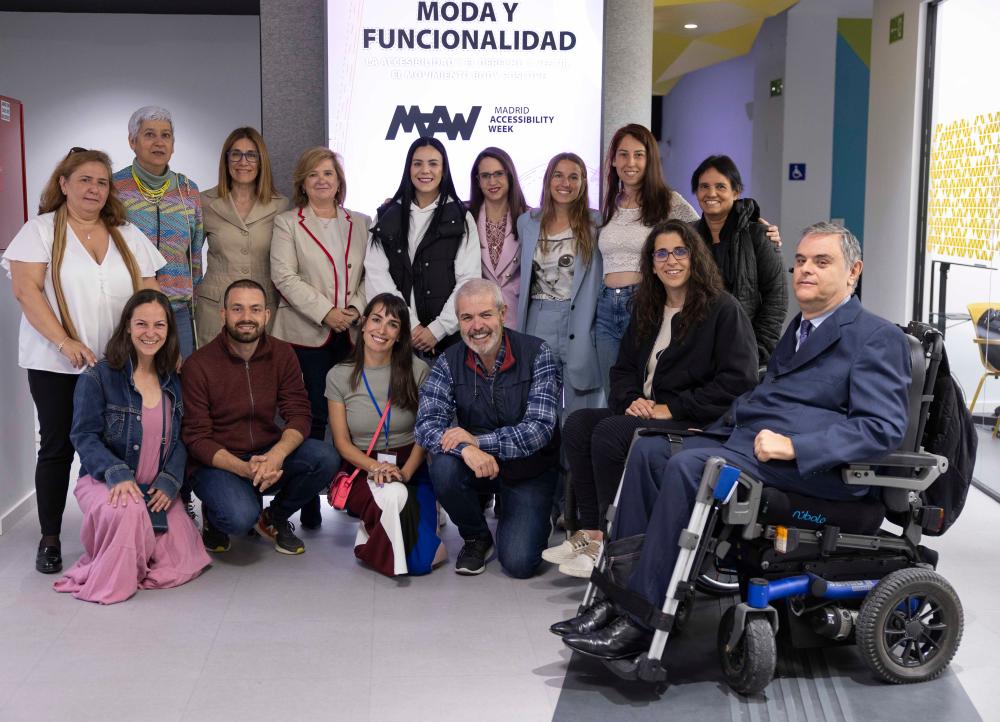 Foto de familia de todos los participantes en la conferencia