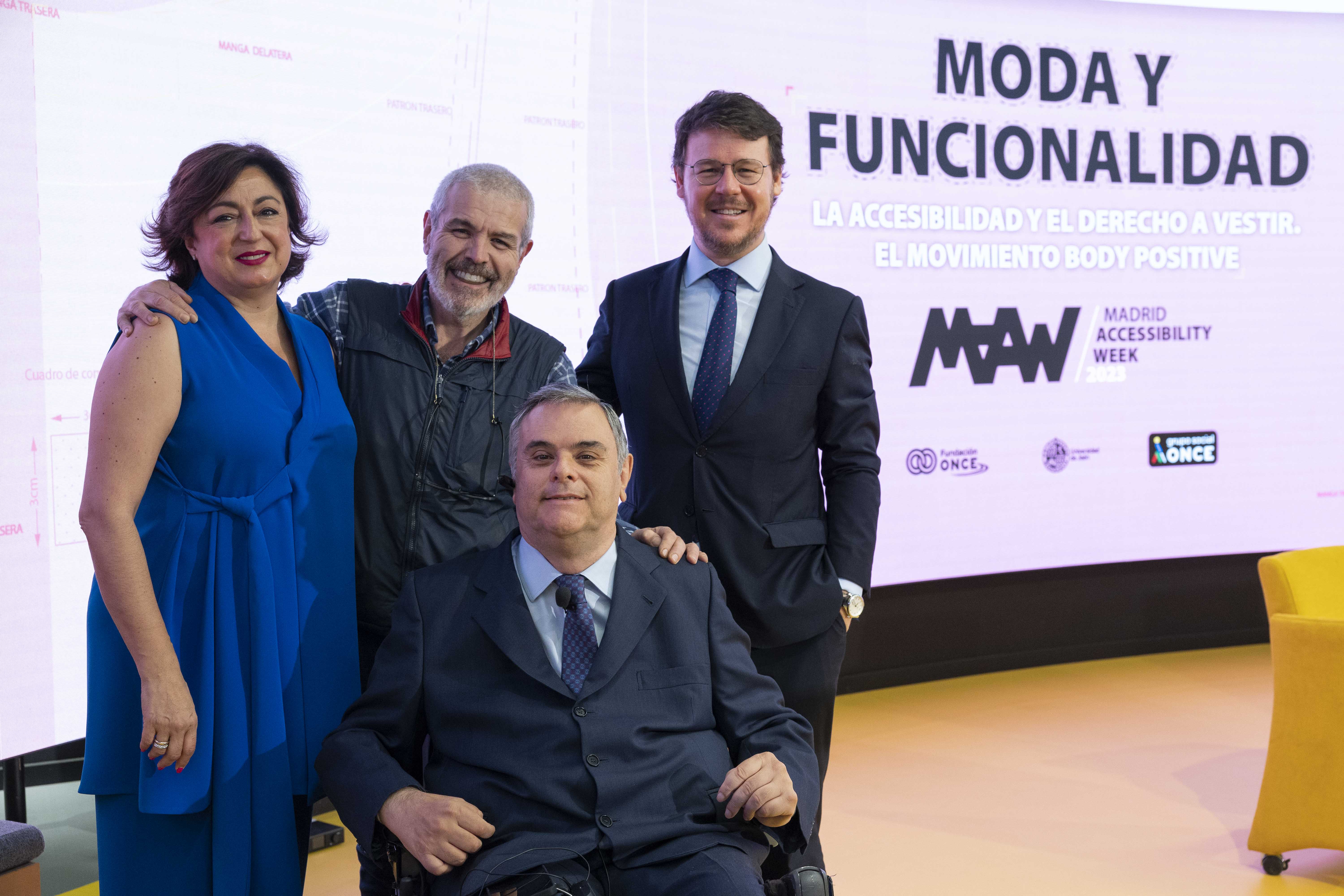 Foto de familia de los participantes en la inauguración de la semana