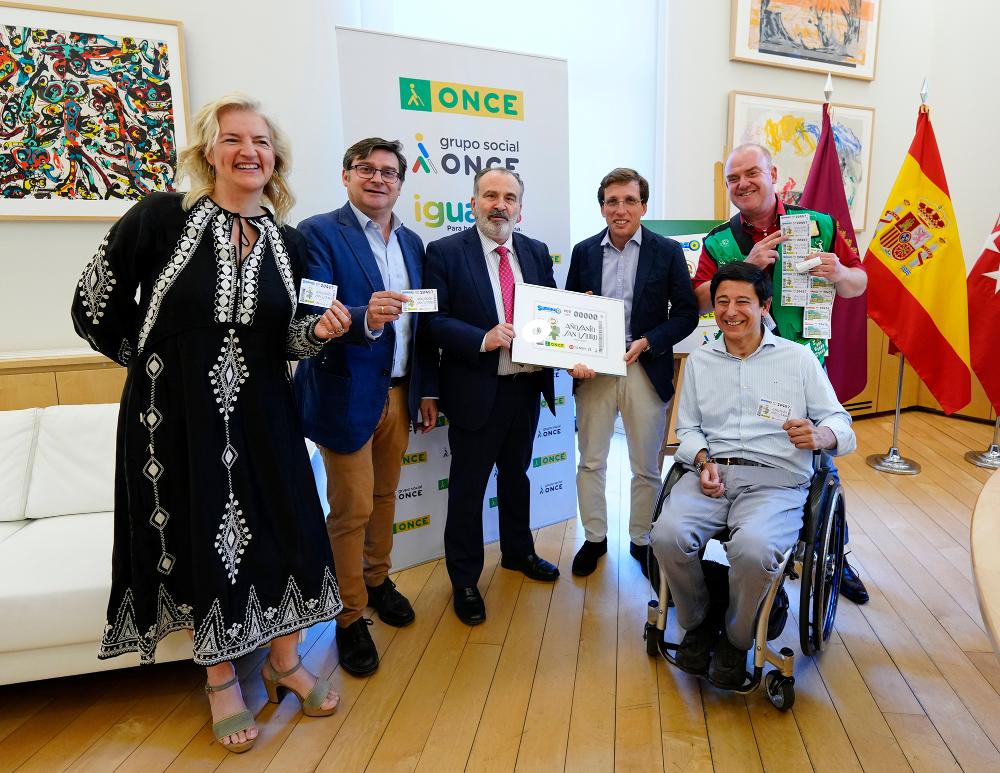Foto de familia de los participantes en la presentación del cupón