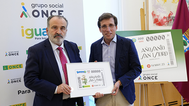 Luis Natalio Royo y Martínez Almeida posan junto a la reproducción del cupón