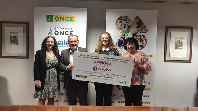 Momento de la entrega del cheque