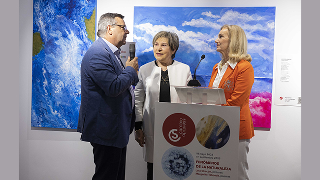 Martínez Donoso junto a las dos autoras durante la inauguración