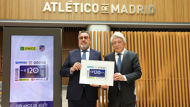 Miguel Carballeda y Enrique Cerezo posan con la imagen del cupón