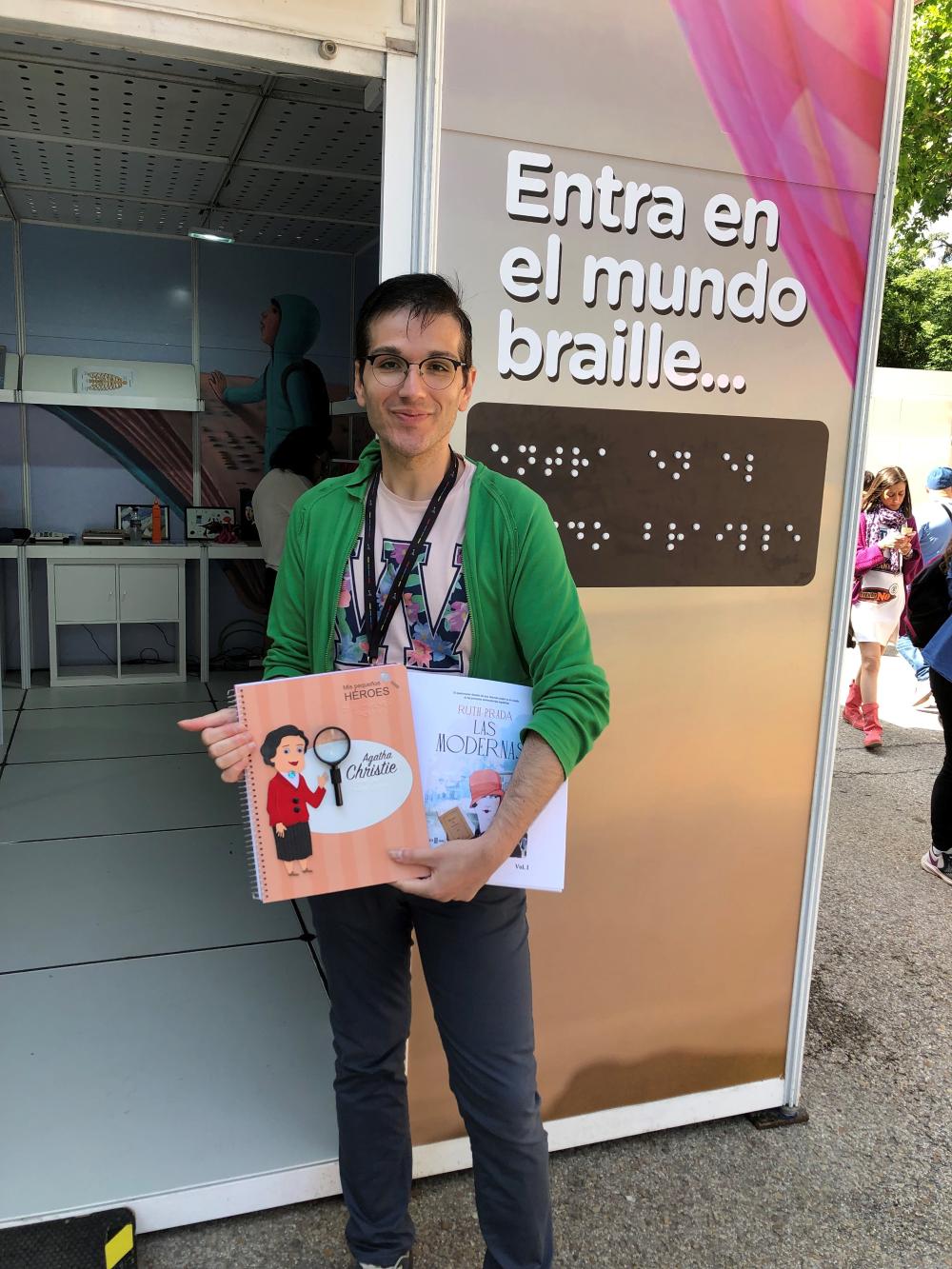 Juan Carlos Villanueva muestra los libros de las mujeres en la ciencia
