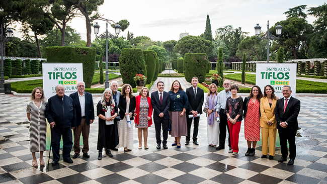 Foto de familia de los premiados y jurados
