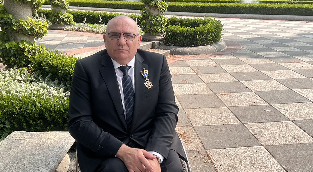 Óscar Moral posando tras recibir la medalla