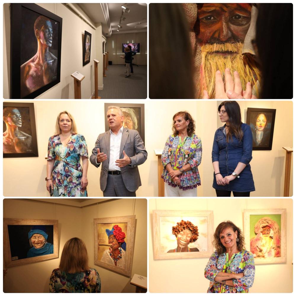 Varios momentos de la presentación de la exposición de Lola Raya