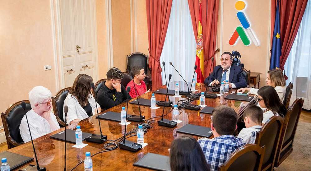 Los chavales sentados en la mesa de plenos junto a Carballeda e Imelda Fernández