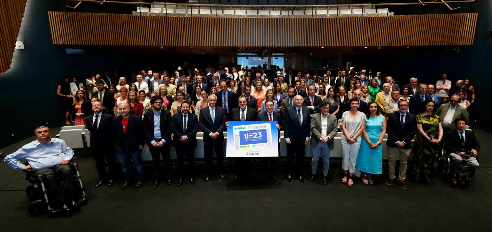 Foto de familia de todos los asistentes a la presentación del cupón de la UE