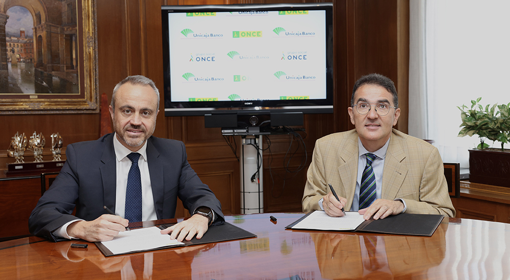 Joaquín Sevilla y Andrés Ramos en el momento de la firma