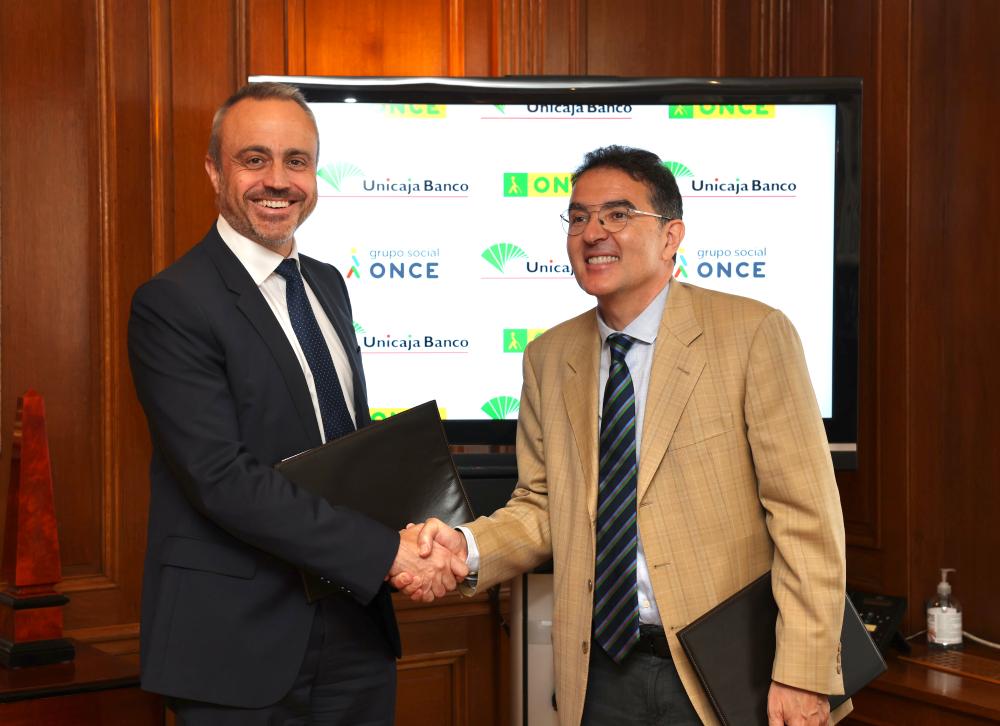 Andrés Ramos y Joaquín Sevilla se saludan tras la firma del convenio
