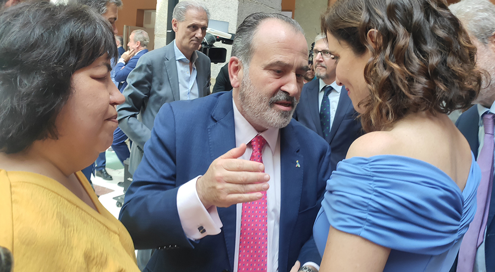 Luis Natalio y Teresa charlan con Isabel Díaz Ayuso
