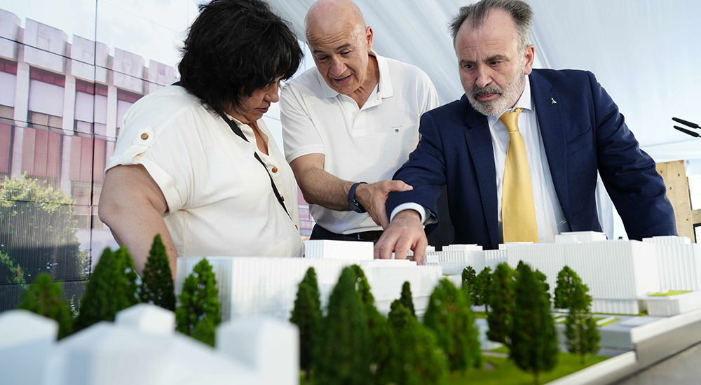 Luis Natalio y Teresa Rodríguez tocan la maqueta