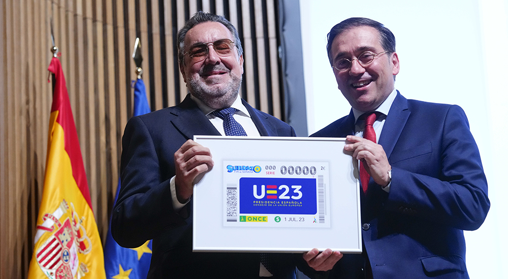 Miguel Carballeda y José Manuel Albares muestras el cupón