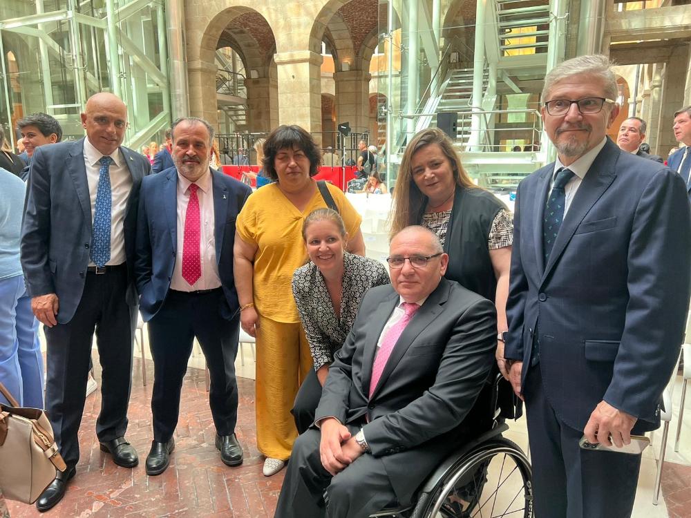 Responsables de ONCE y CERMI Madrid posan con la nueva consejera de Política Social