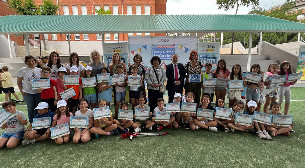 Foto de familia tras la entrega de diplomas