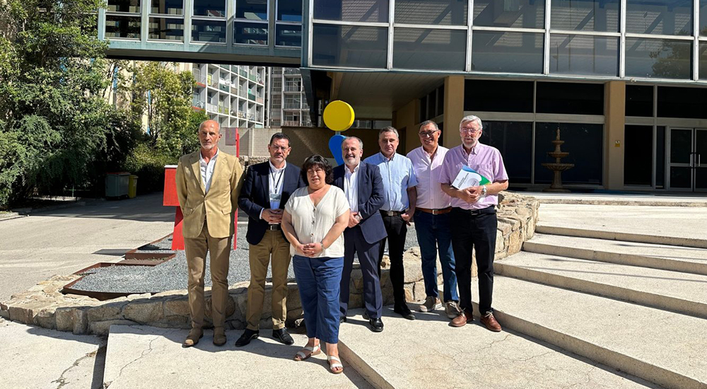 Foto de familia de los participantes en la visita al Centro Logístico