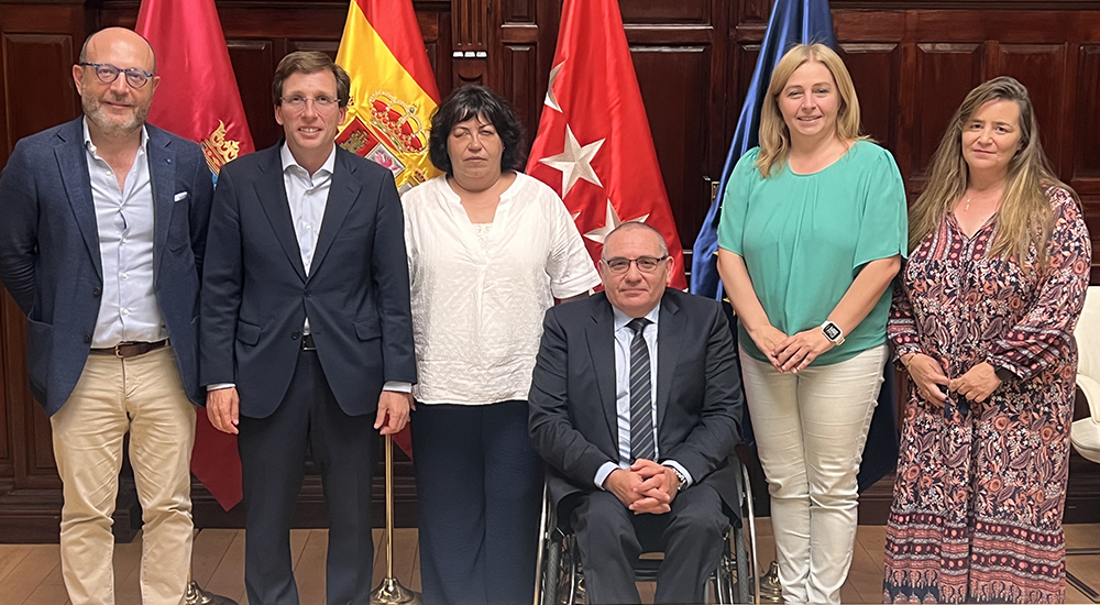 Foto de familia de los participantes en la reunión