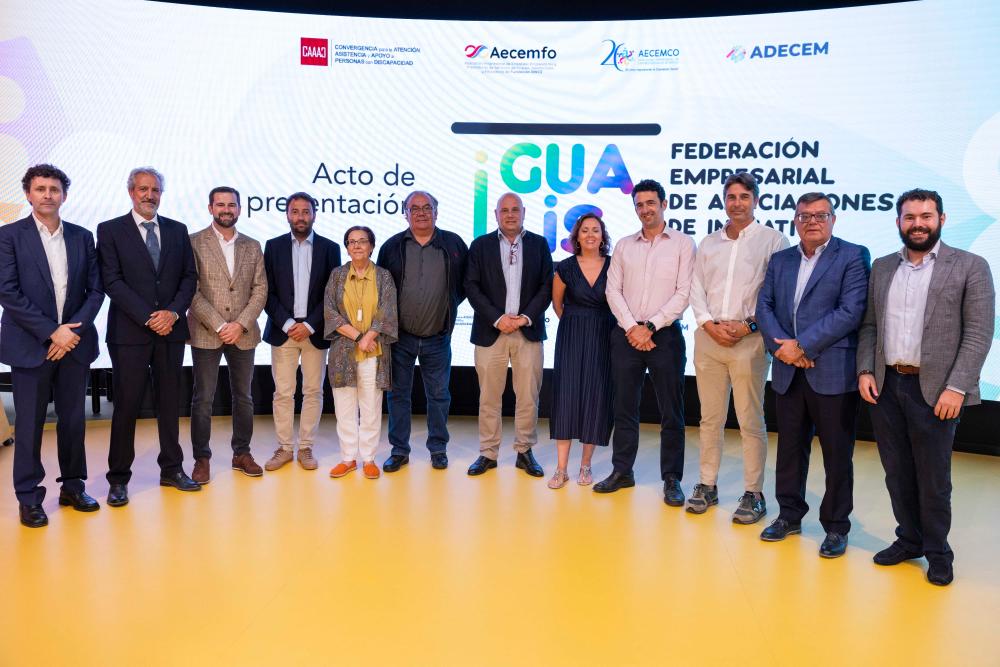 Foto de familia de los participantes en la presentación