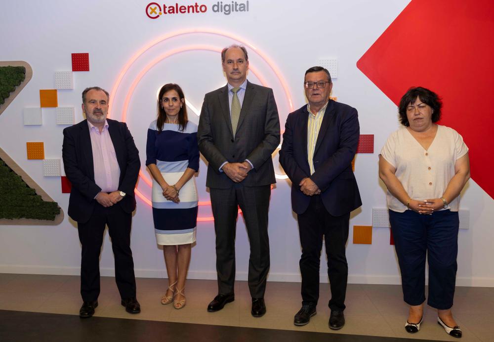 Foto de familia de los participantes en la visita del consejero