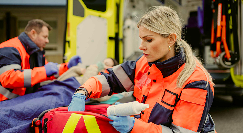 Un técnico de emergencias realizando sus labores