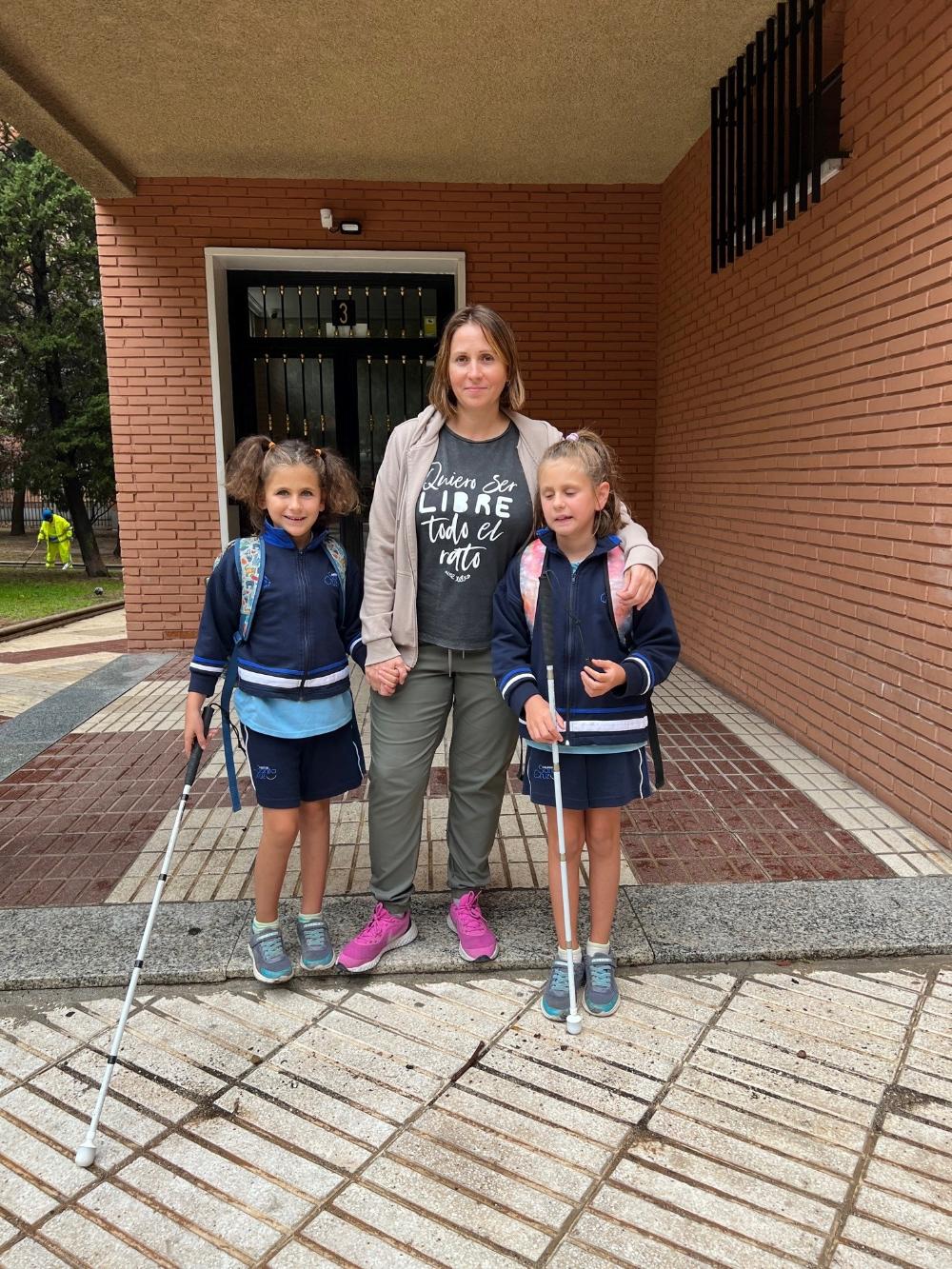 Sara y Laura preparadas para ir al cole con su madre