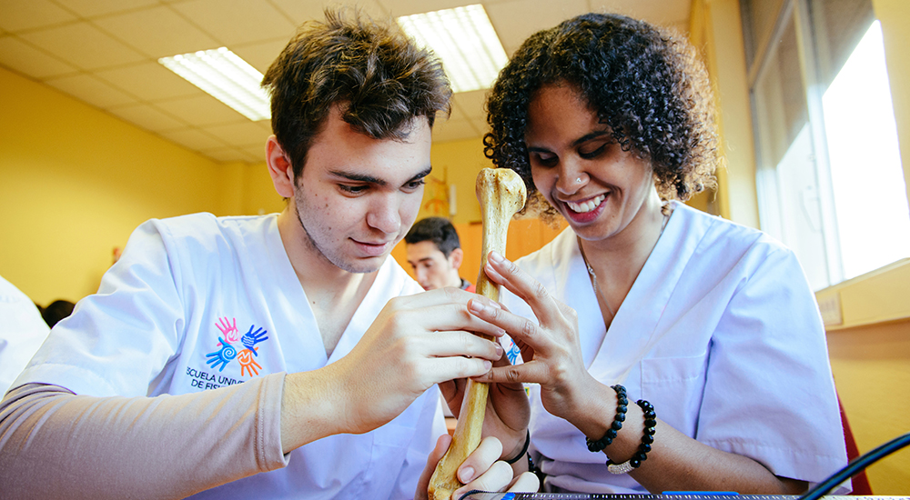 Dos alumnos reconocen al tacto material educativo adaptado