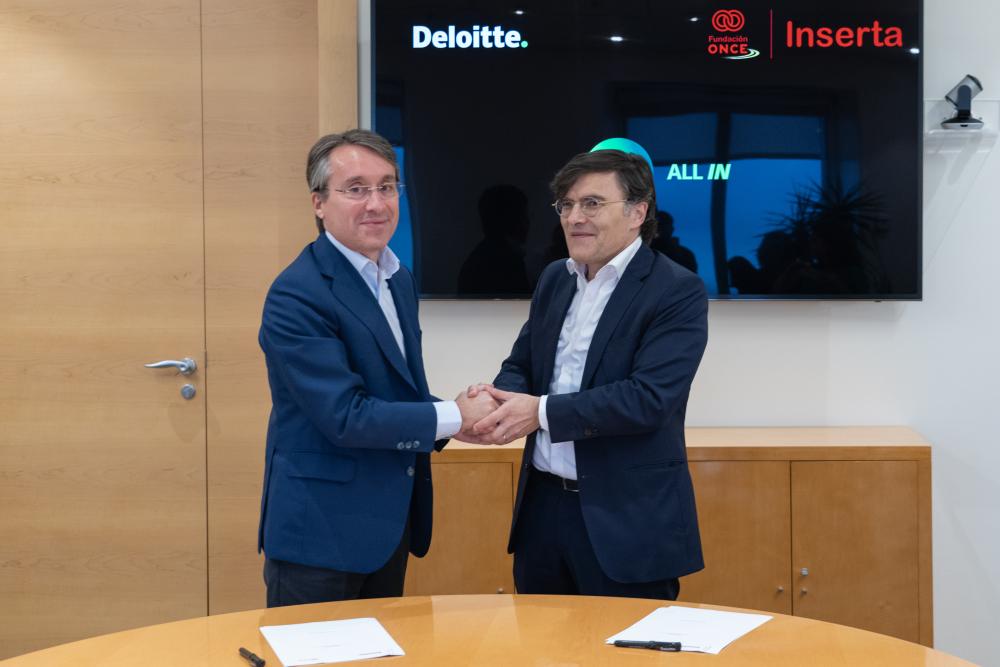 Héctor Flórez y Alberto Durán estrechan su mano tras la firma del convenio