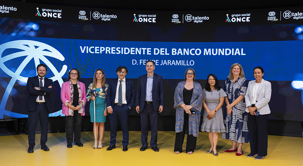 Foto de familia de todos los participantes en la visita
