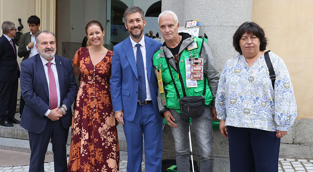 Foto de familia de las autoridades junto al vendedor