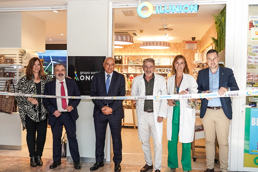 Foto de familia de los participantes en la inauguración de la tienda