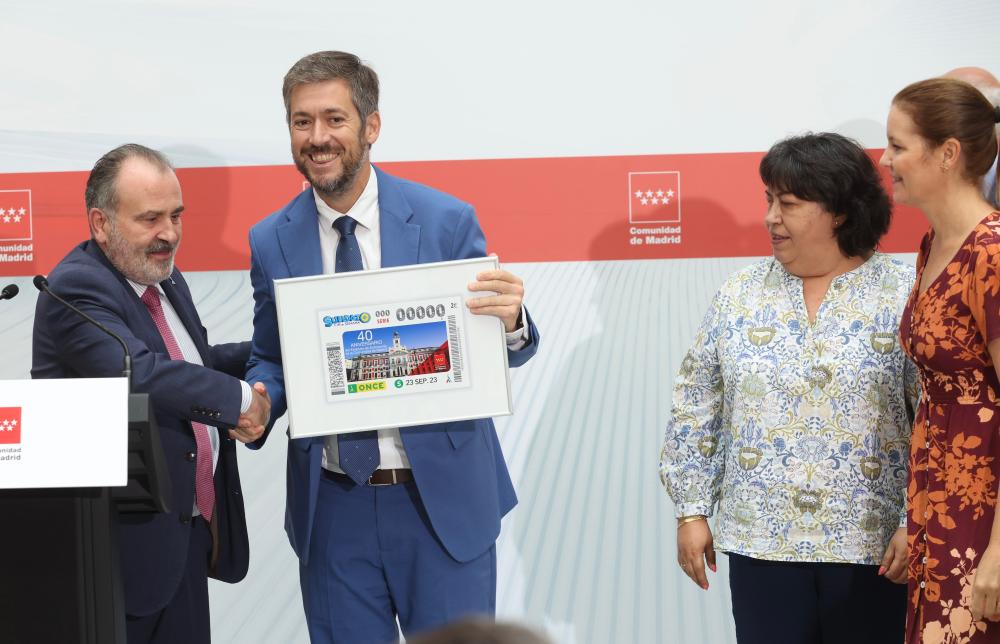 El consejero recibe la copia del cupón