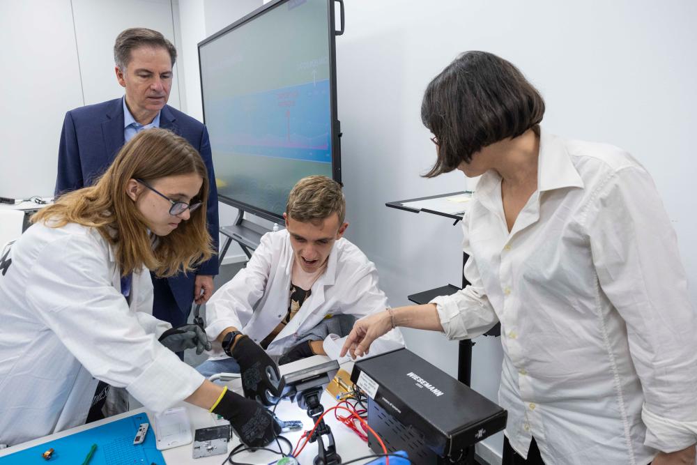 Jaramillo visita una de las aulas de formación