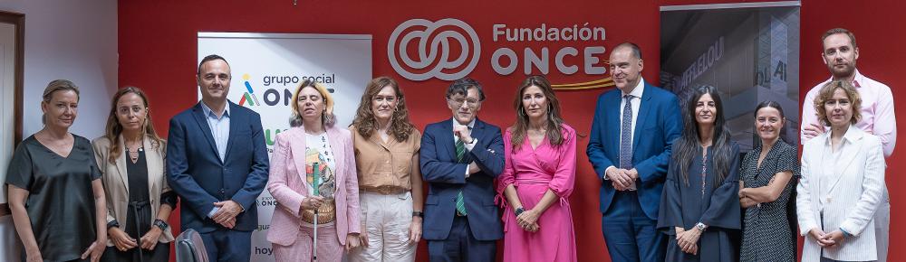 Foto de familia de la firma con Alaina Afflelou