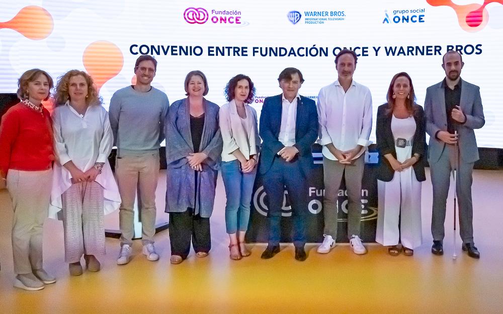 Foto de familia de la firma con Warner Bros