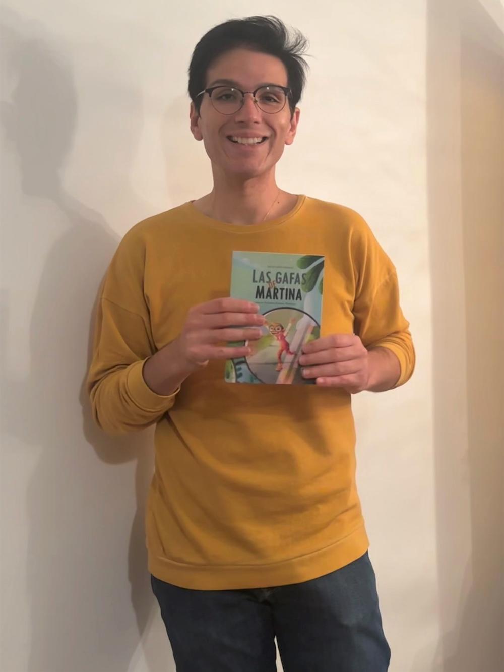 Juan Carlos Villanueva posa con un ejemplar del libro
