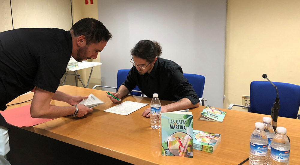 Daniel Ayora firmando ejemplares