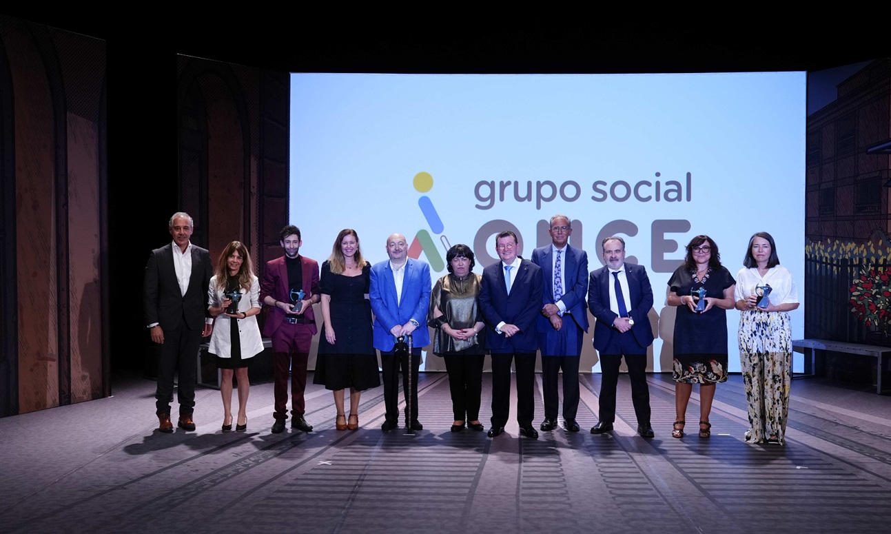 Foto de familia autoridades y premiados sobre el escenario