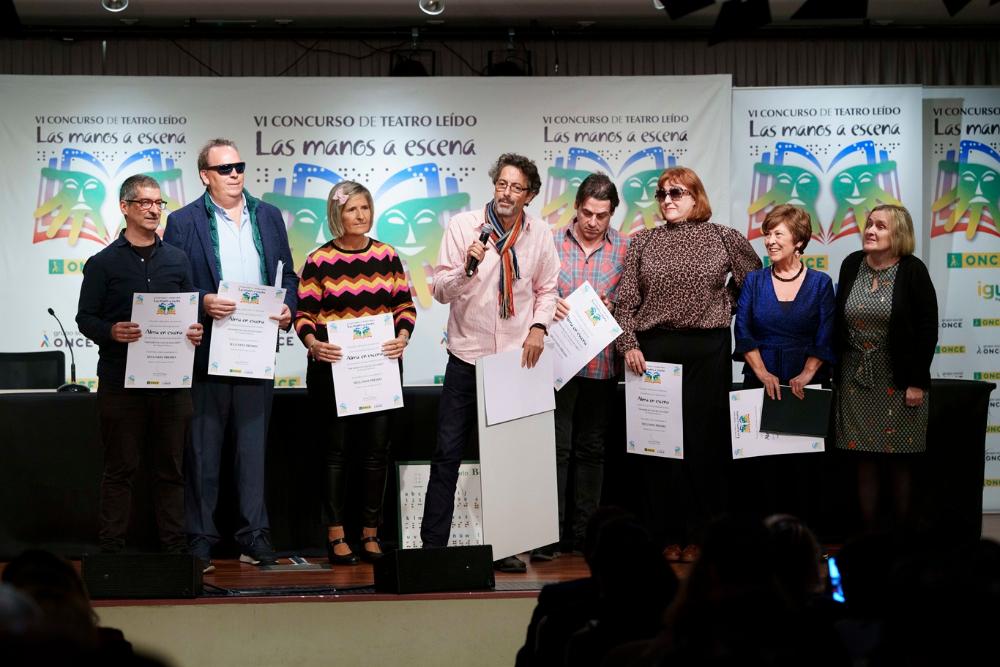 Alma en escena recogiendo el premio