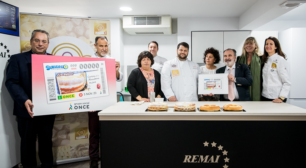 Foto de familia de los participantes en la presentación del cupón
