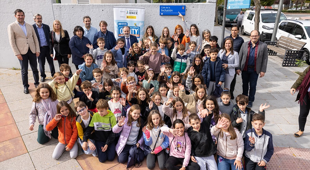 Foto de familia de todos los participantes en la presentación