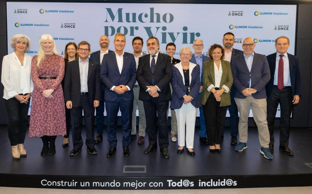 Foto de familia de todos los participantes en la presentación