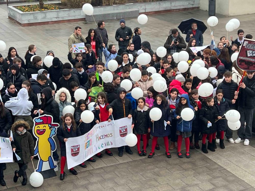 Panorámica de un gran grupo de alumnos del colegio