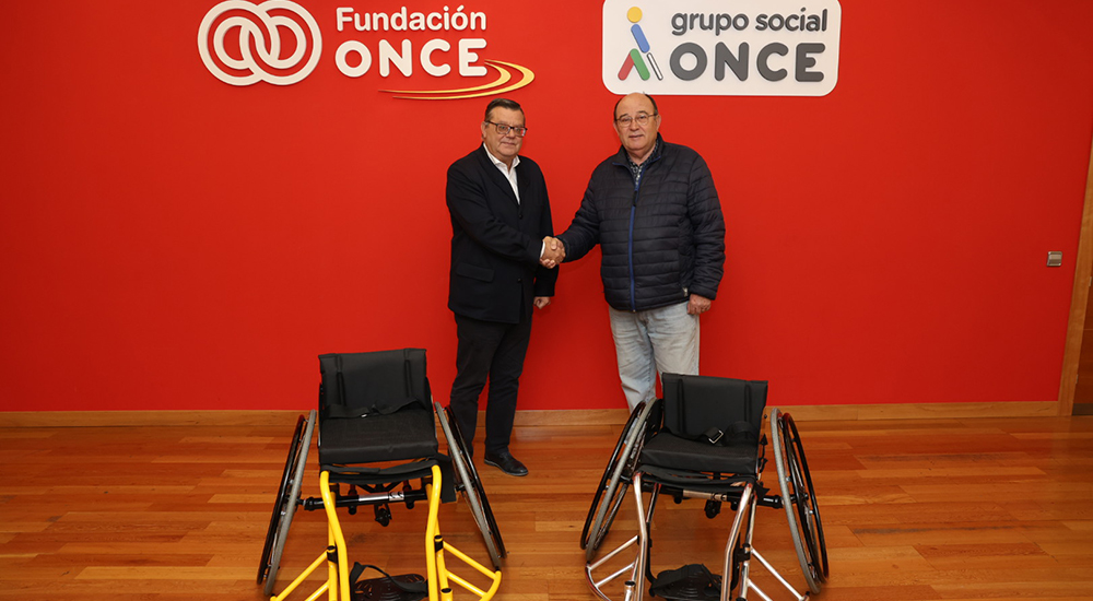 Momento de la entrega de las sillas de ruedas