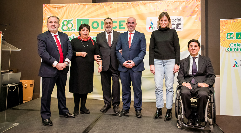 Foto de familia de las autoridades participantes