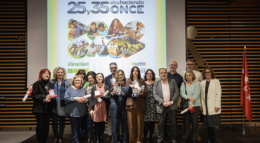 Foto de familia autoridades y homenajeados