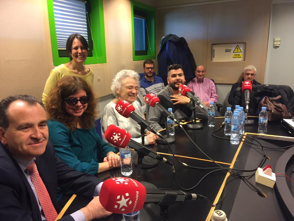 Josefa participando en la radio