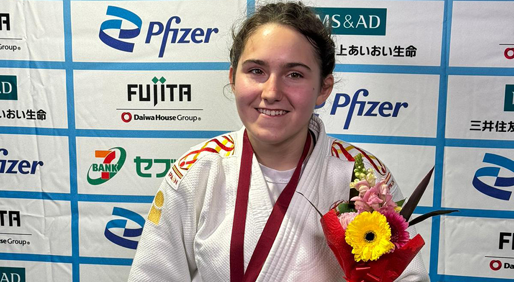 María Manzanero tras recibir los trofeos