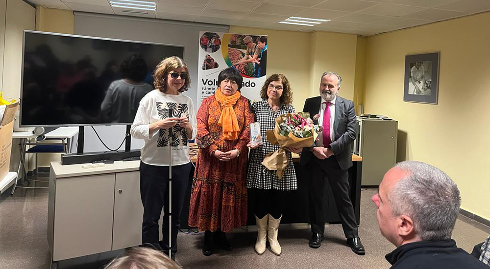 Momento de la entrega del reconocimiento a Mariela Hernández