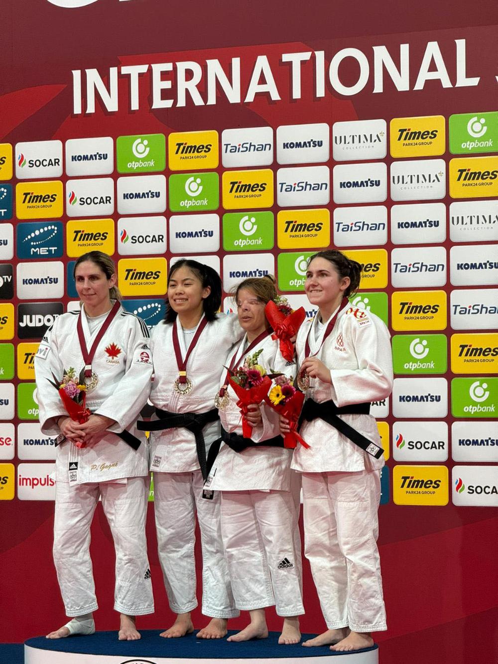 Podium con las ganadoras